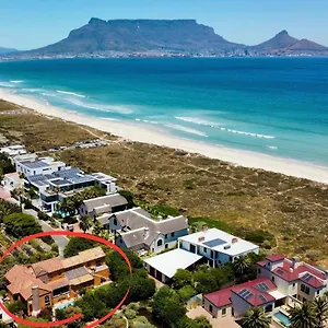 https://sunset-beach-holiday-accommodation-cape-town.hotels-capetown.com